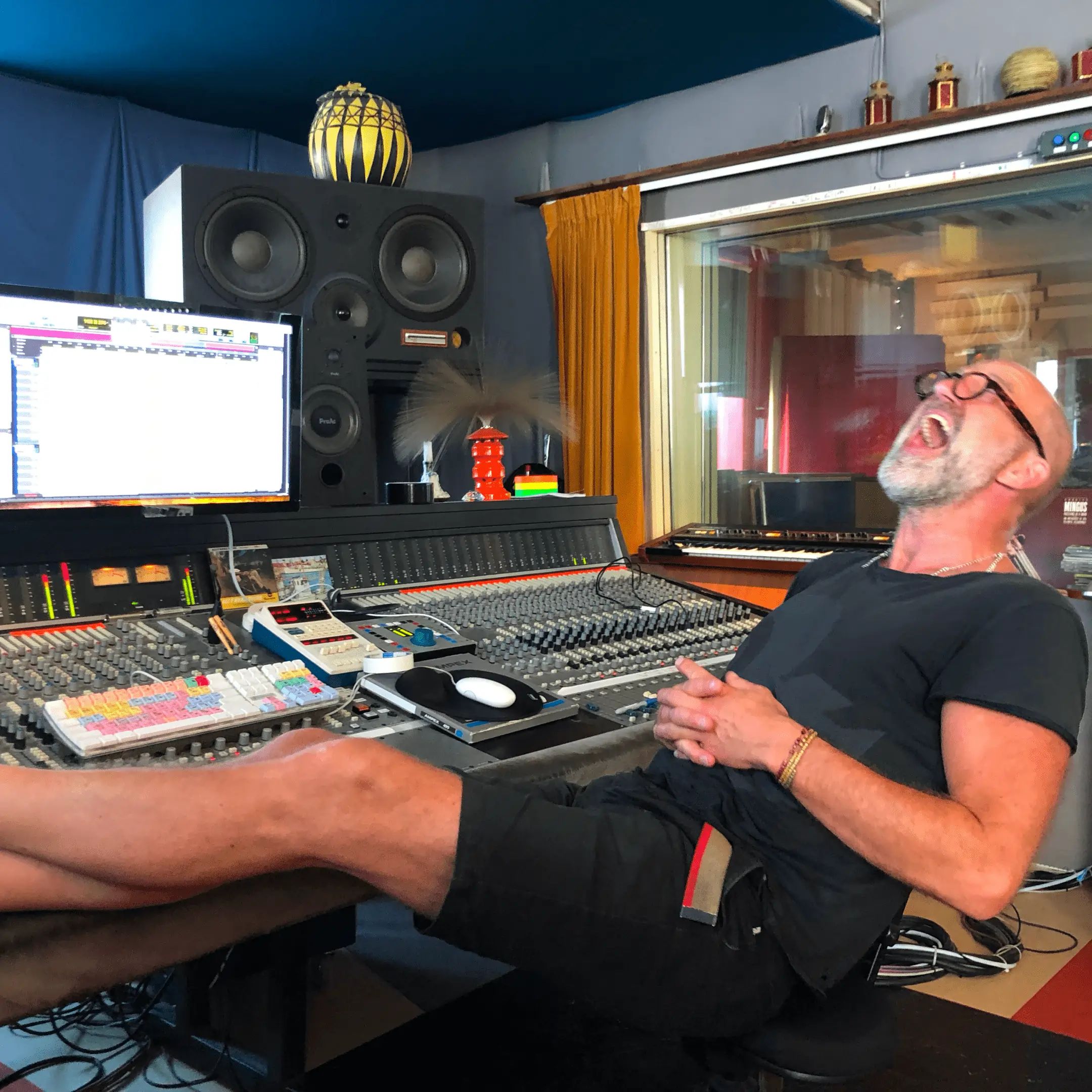 Micke Lyander bursting out in laughter att Sandkvie studio